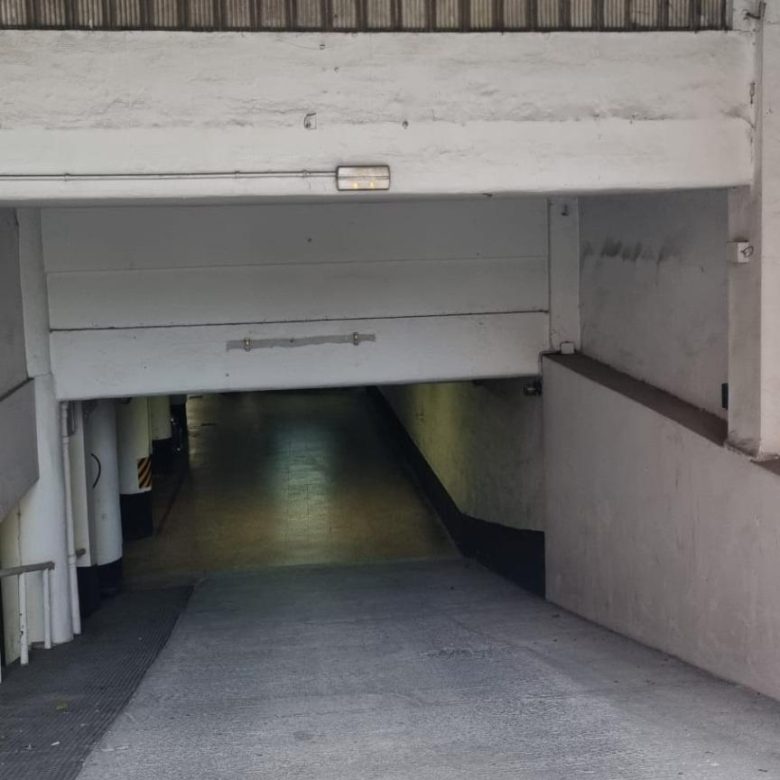 Plaza para coche grande