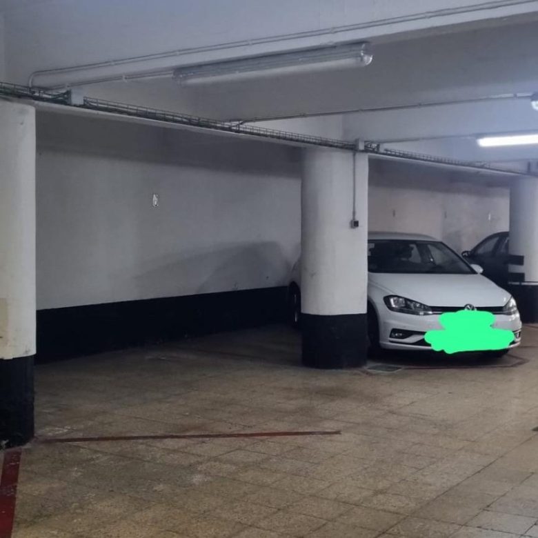 Plaza para coche grande