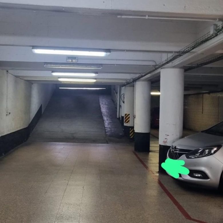 Plaza para coche grande