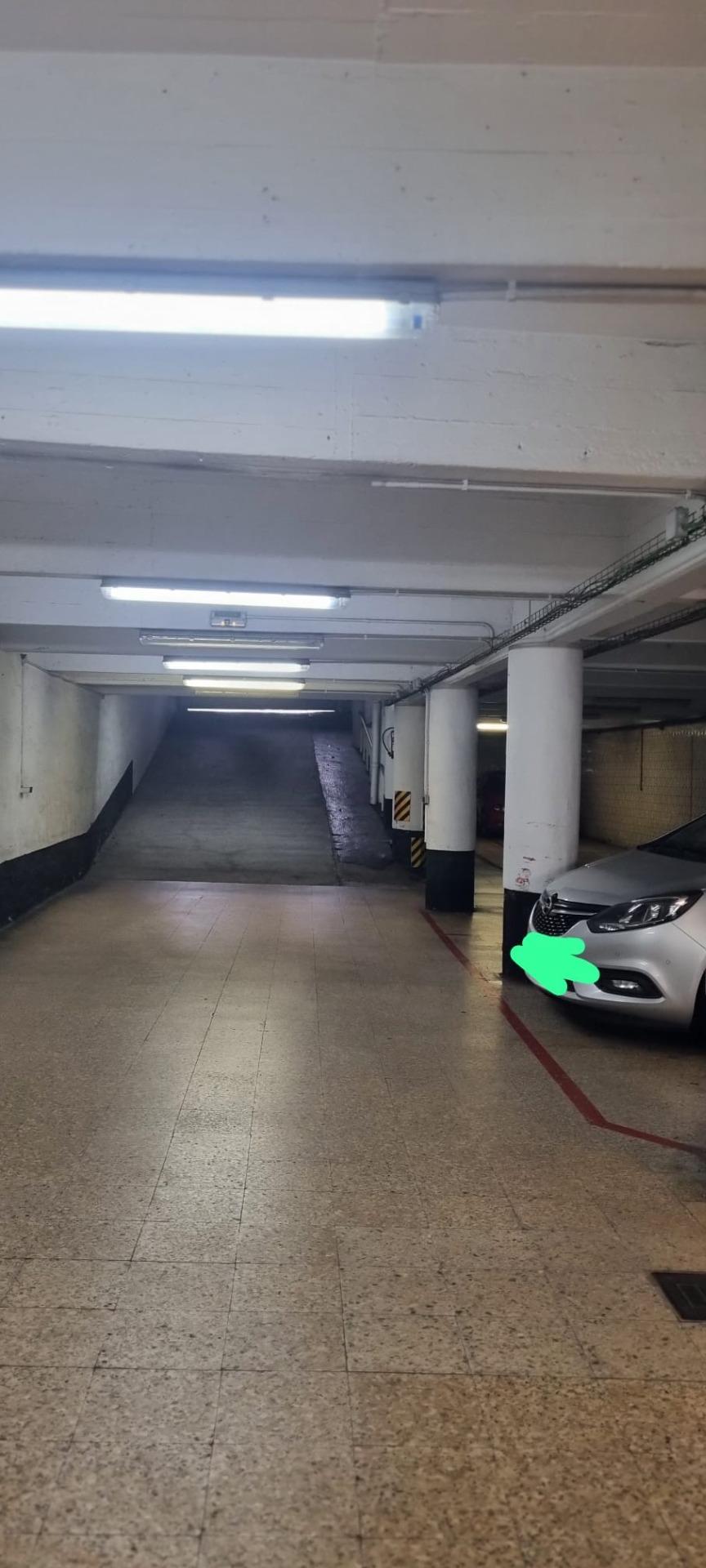 Plaza para coche grande